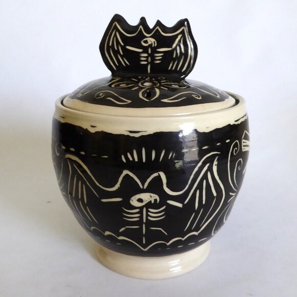 NEW ARTIFACT POTTERY HANDCRAFTED GOTH CERAMIC VAMPIRE BAT DRACULA GARLIC KEEPER - Picture 1 of 16